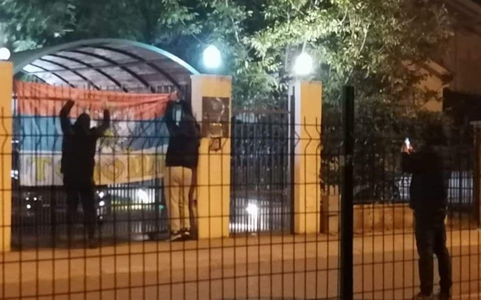Poznati vinovnici incidenta: Raičević i Konatar saslušani zbog trobojke na Ambasade Hrvatske