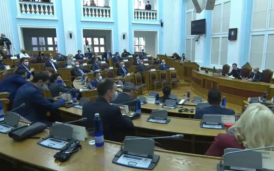 Poslanici oboljeli od kovida glasaće na daljinu