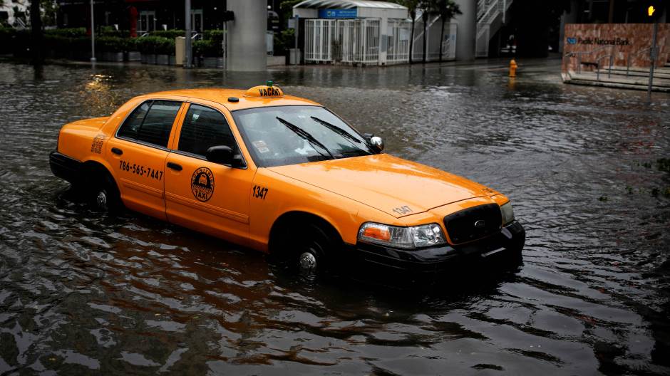 Poplavljena urbana područja na jugu Floride u naletu tropske oluje