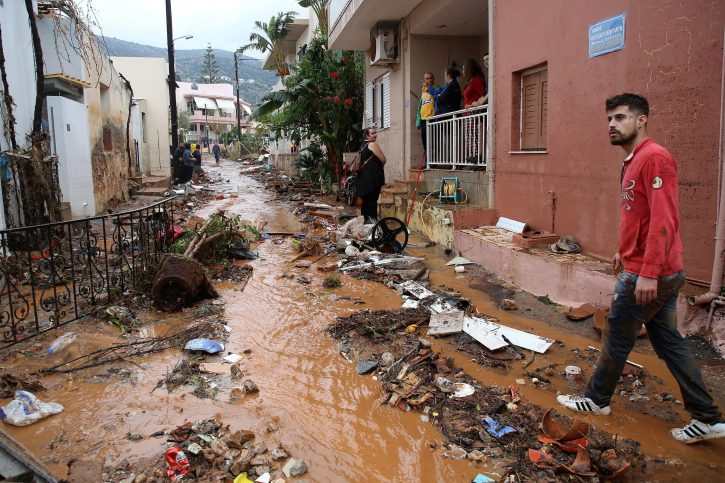 Košmarna poplava na Kritu: Voda nosila kuće i automobile