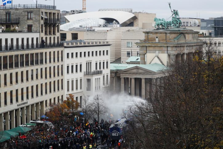 Protesti u Berlinu zbog karantina: “Radili” vodeni topovi