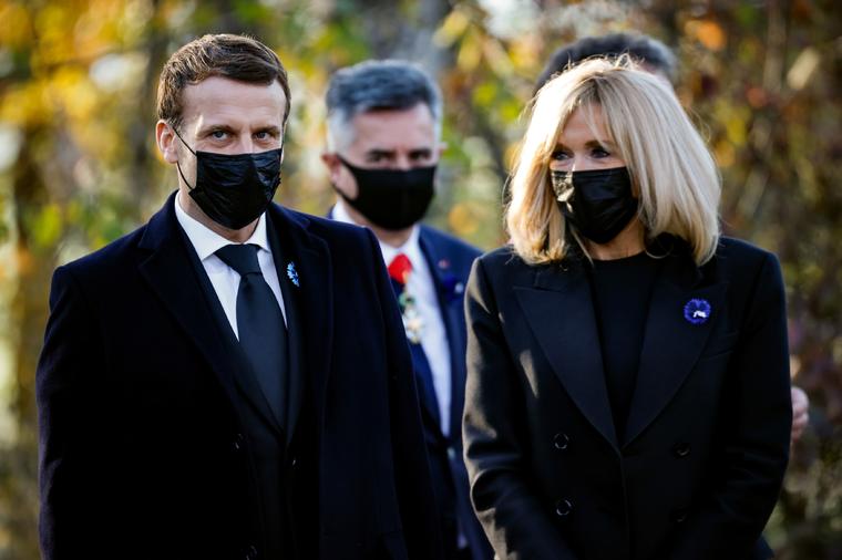 Nepogrješiva odjevna kombinacija prve dame Francuske: Bridžit Makron u kaputu koji nikada ne izlazi iz mode! (FOTO)