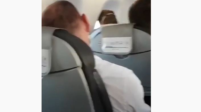 Kneževiću u avionu zasmetala himna, rukometaši mu poručili: Ako ti se ne sviđa ti izađi