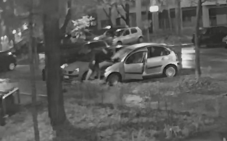 Sin poznatog muzičara demolirao automobil bivše supruge, ranije pretukao majku