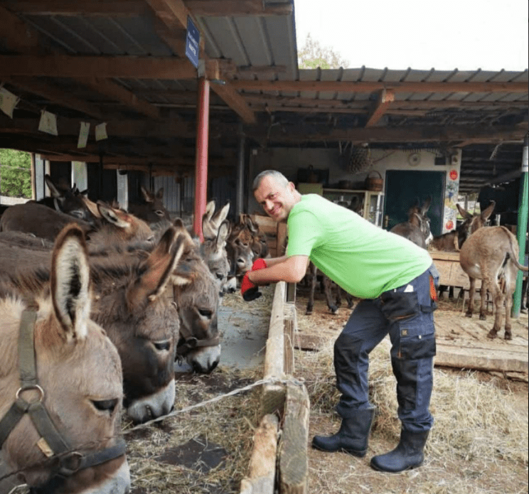 Sergej Trifunović posjetio Farmu magaraca u Martinićima (FOTO)