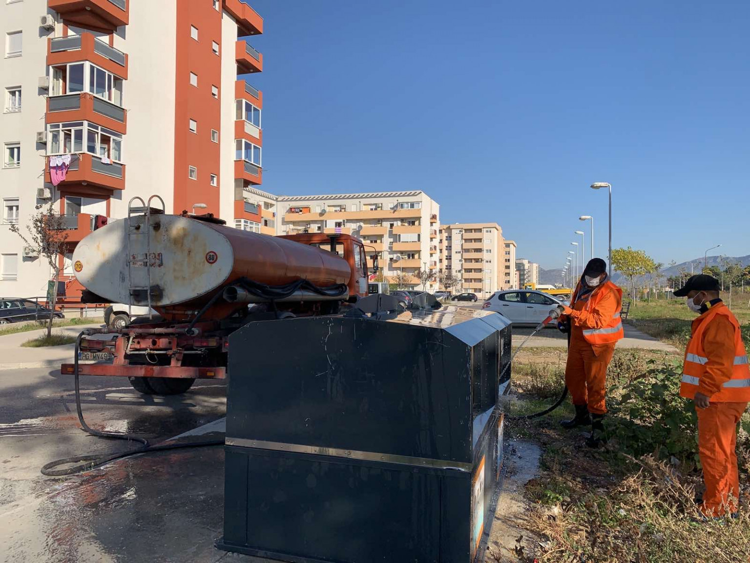 Ekipe Čistoće dezinfikuju stubove javne rasvjete, saobraćajne znake i kante za otpatke