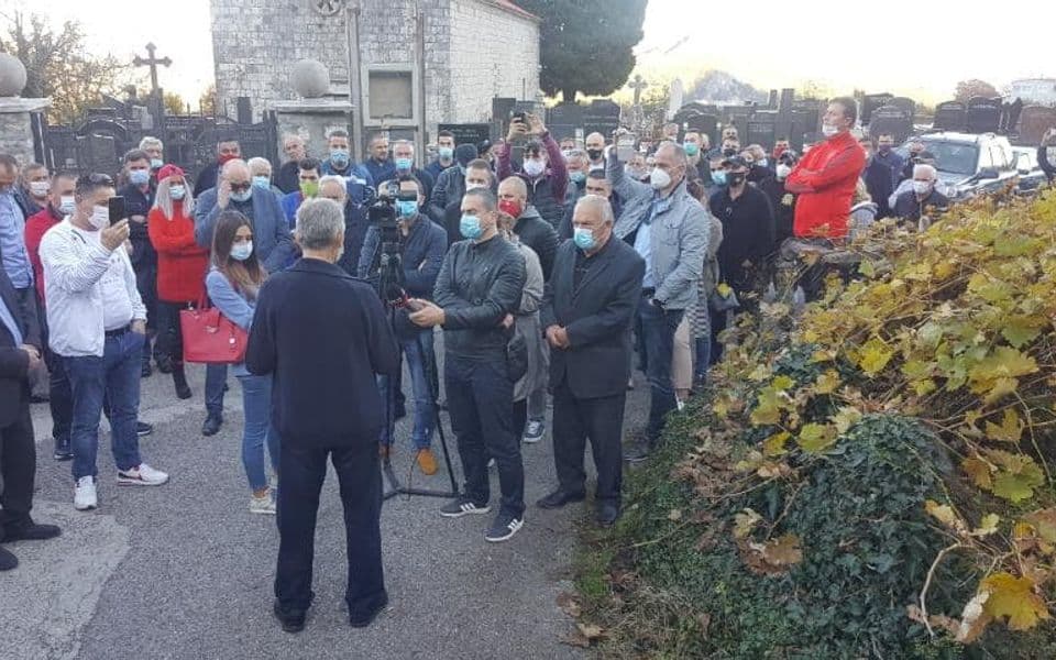 Počeo protest mještana zbog skrnavljenja grobnice Arsenija Plamenca