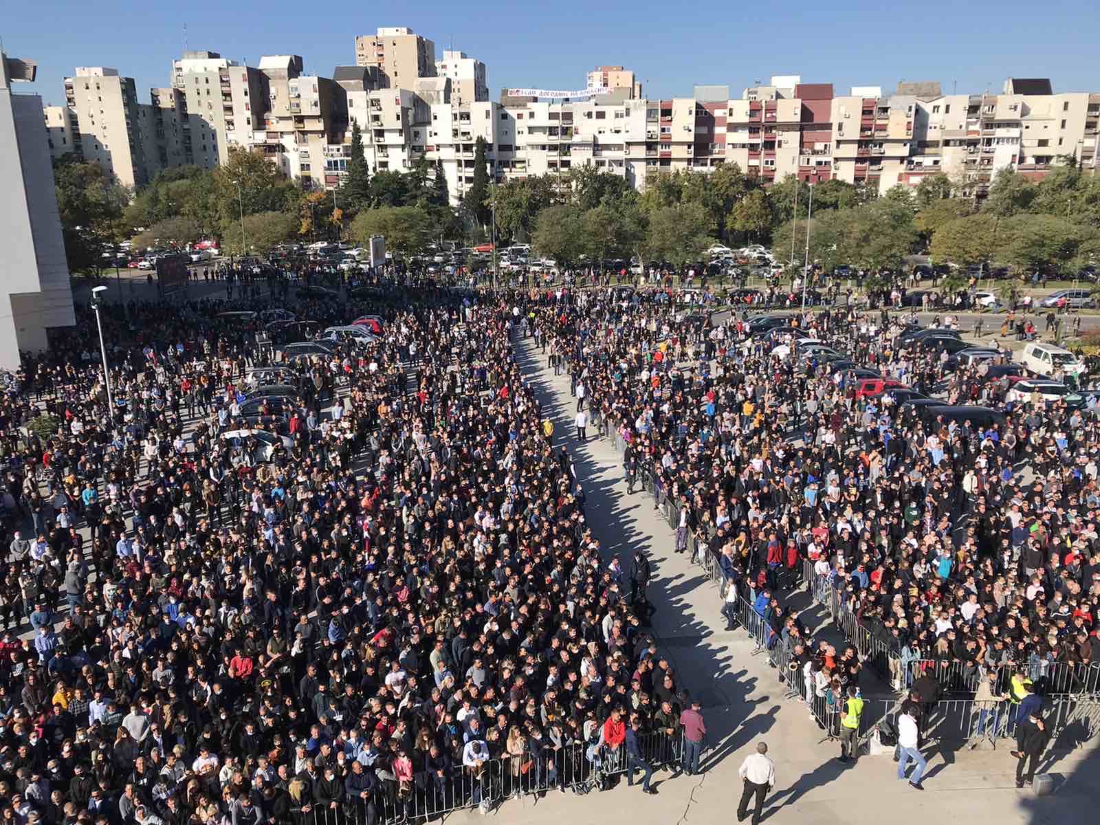 Epidemiološki rizik: U Hramu i van njega nemoguće održavati distancu, masku skoro da niko ne nosi…
