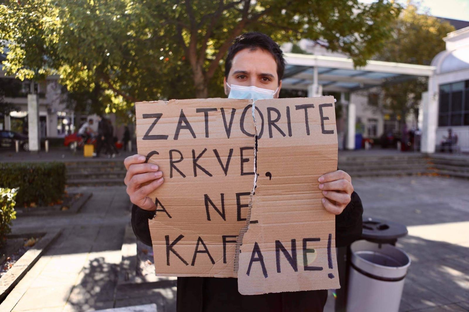 Napadnut učesnik protesta: Nosio parolu “Zatvorite crkve, a ne kafane”, pa zamalo dobio batine