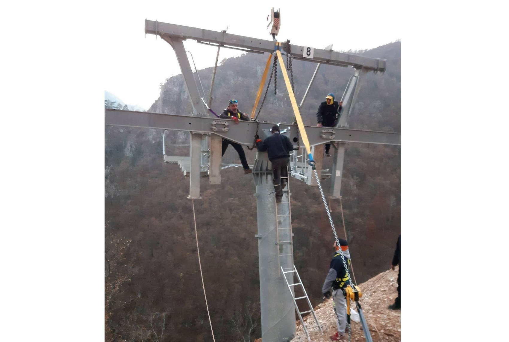 Montiran još jedan stub žičare prema Đalovića pećini
