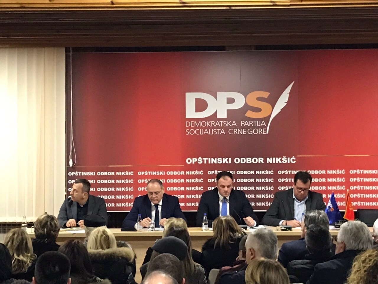 Nikšićka URA: Radujemo se novogodišnjoj rasvjeti DPS-a i Milutinu, vidimo se u martu ako vam iko ostane u partiji