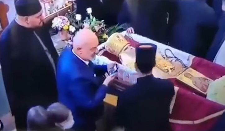 Pjesnik koji je ljubio tijelo Amfilohija zaražen koronom