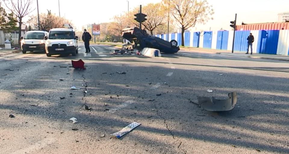 Udes kod Kliničkog centra, automobil završio na krovu