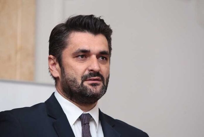 Suljagić poručio Abazoviću: Nikom u BiH ne treba tvoj zagrljaj, samo đon obraz može manipulisati Srebrenicom