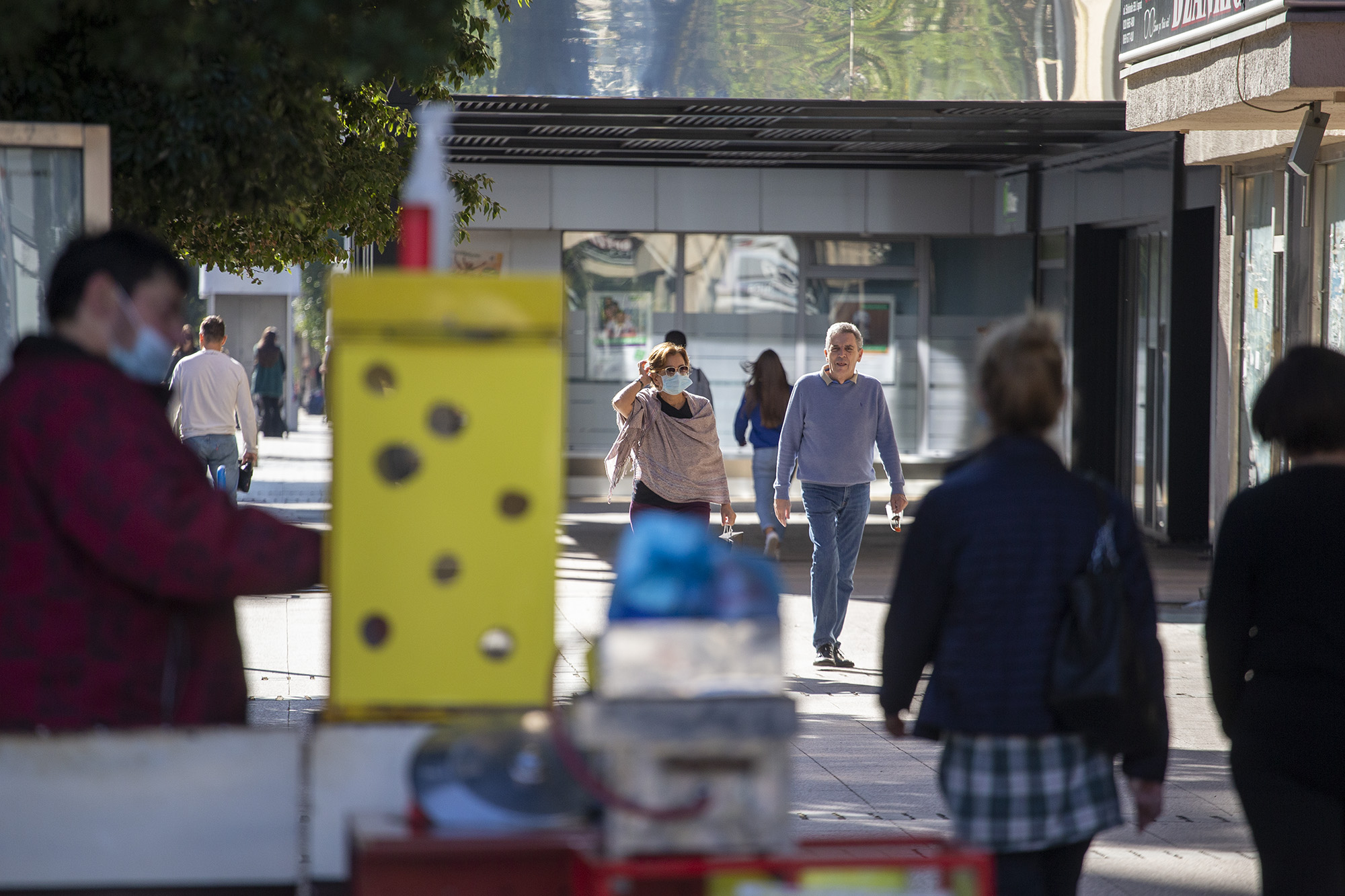 COVID POPODNE: Podgorički kafići prazni, ulice pune (FOTO)