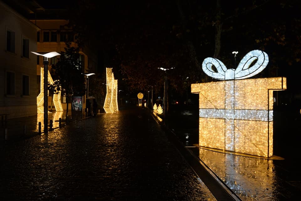 PODGORICA U PUNOM SJAJU OD 19. DECEMBRA: Grad kite prošlogodišnjim ukrasima, jelka na Trgu nezavisnosti i 3D figure…