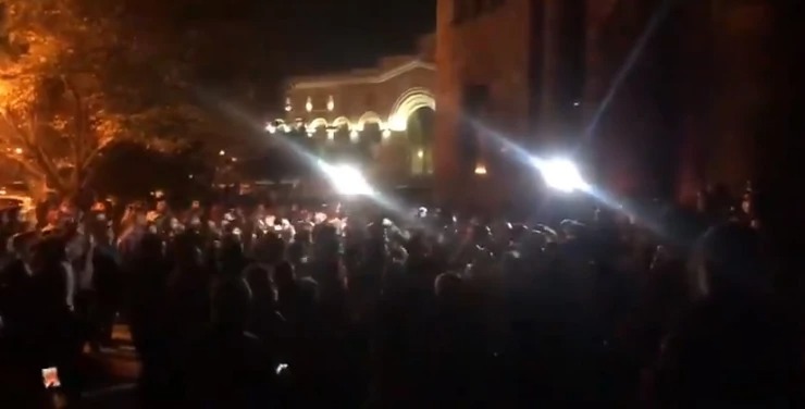 POTPUNI HAOS U JERMENIJI Demonstranti upali u parlament, predsjednik PRETUČEN, prozori na rezidenciji premijera slomljeni, ulicama ODZVANJAJU PUCNJI (VIDEO)