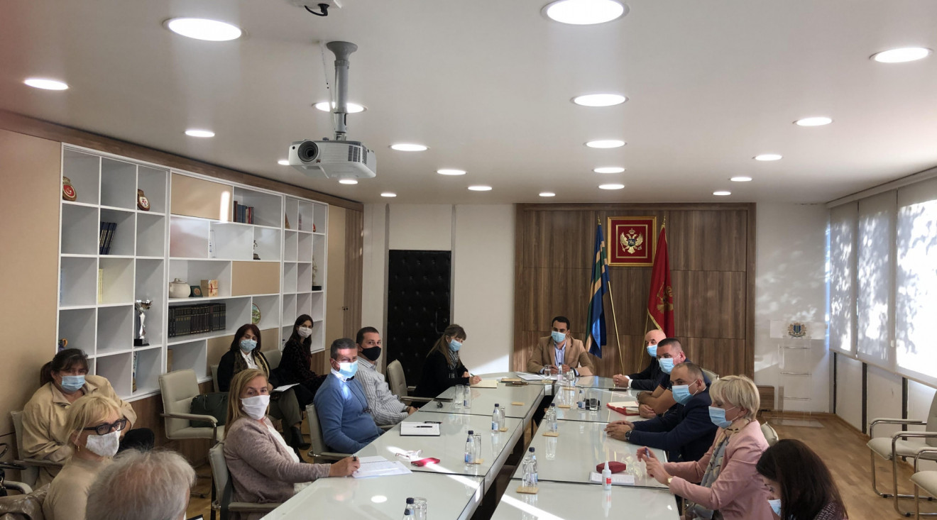 Epidemiološka situacija pogoršana u Ostrosu, zatvara se pijaca, nastava onlajn