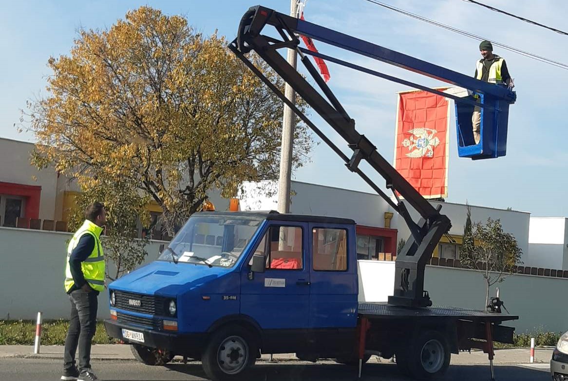 Naknadna pamet Đeljošaja: Crnogorske zastave postavili dan nakon postavljanja albanskih zastava u Tuzima