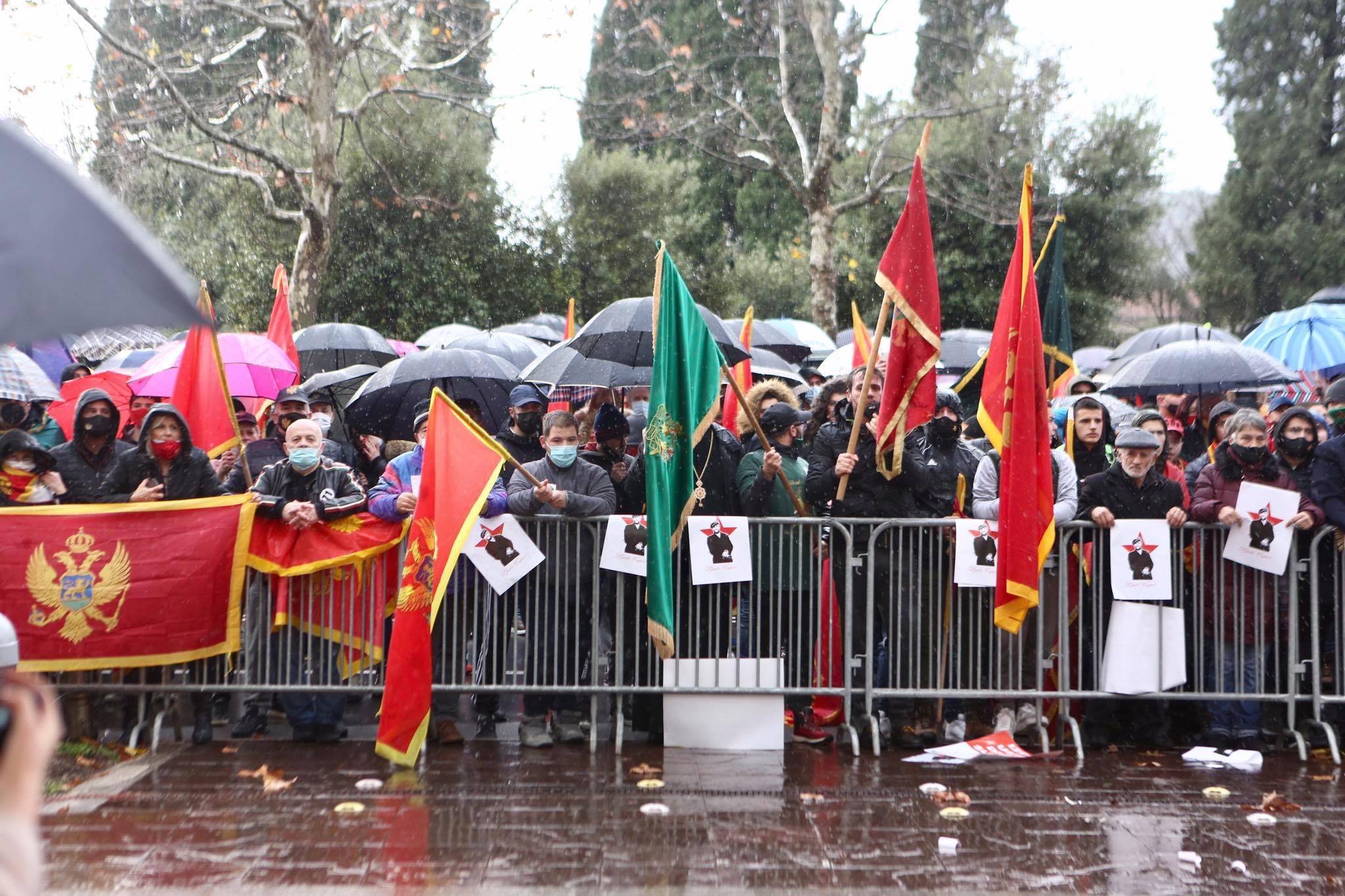 (FOTO – VIDEO) Završen protest ispred Skupštine, orginazitari poručili: Mi se danas dijelimo jednom za vazda!