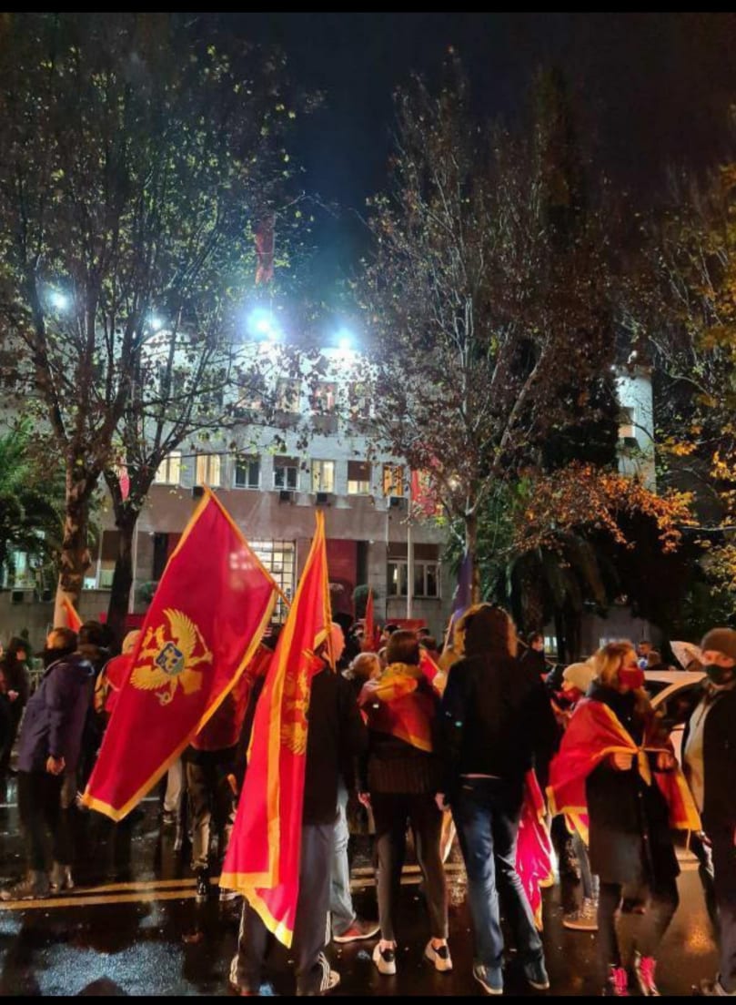 (VIDEO) Građani se ponovo okupljaju ispred Skupštine: Skandiraju “Ne damo državu”, poslanici DPS-a razgovarali sa građanima