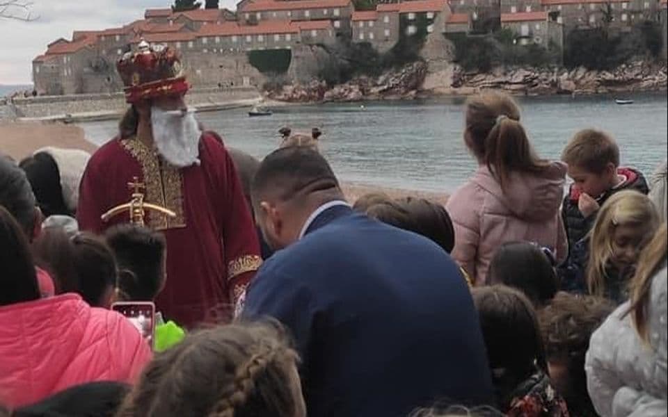 Budva ukinula Deda Mraza, poklone dijeli Božić Bata