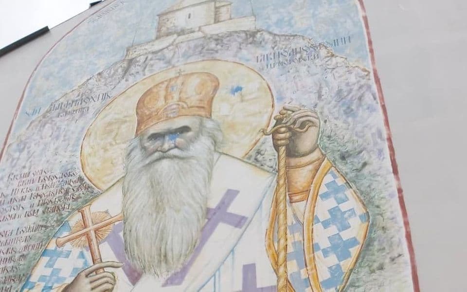 Oštećen mural mitropolita Amfilohija u Kolašinu