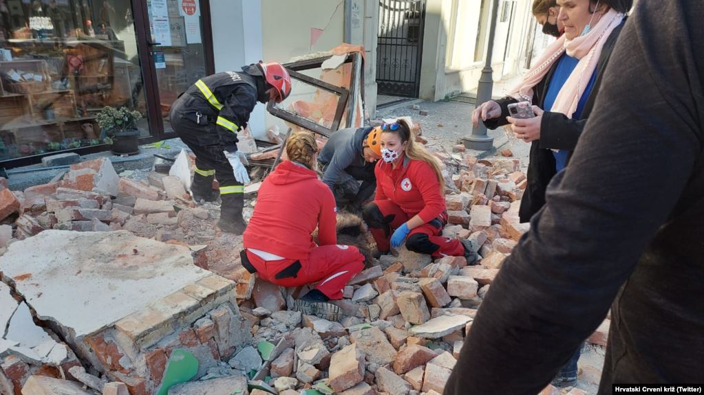 HRVATSKA: Srušena bolnica u Sisku, evakuisani svi pacijenti, dijete poginulo u Petrinji