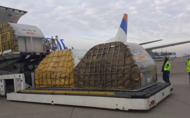 SRBIJA: Avion sa prvim dozama Pfizerovih vakcina sletio na beogradski aerodrom