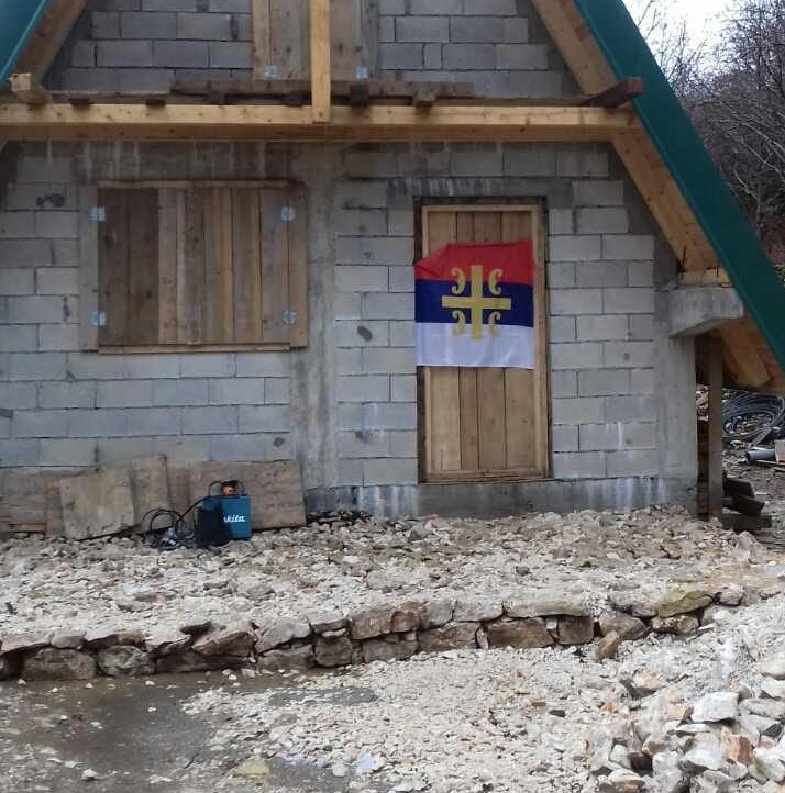 DPS Prijestonice: Na vratima kuće naše članice okačena srpska zastava, osuđujemo provokaciju