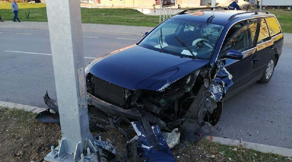 Baranin vozio pijan pa udario automobilom u stub