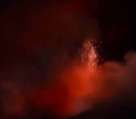 (VIDEO) Erupcija: Vulkan Etna izbacivao lavu do visine od 100 metara