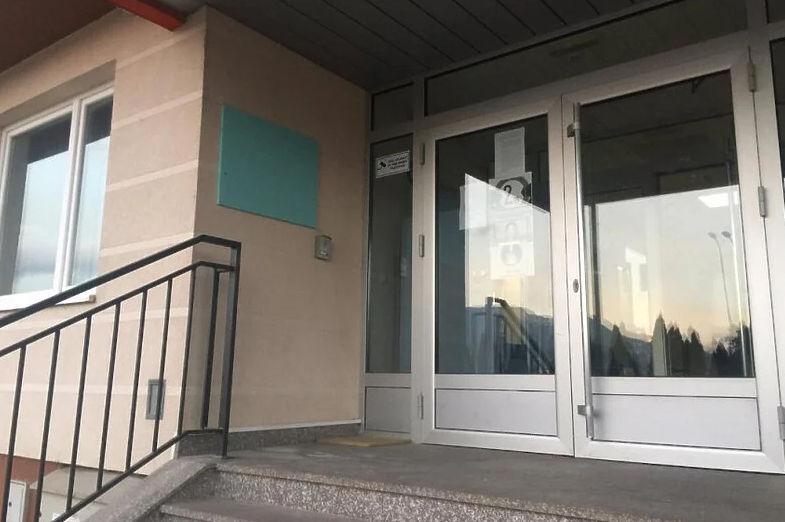 Uklonjena sporna ploča s imenom zločinca Radovana Karadžića na Palama