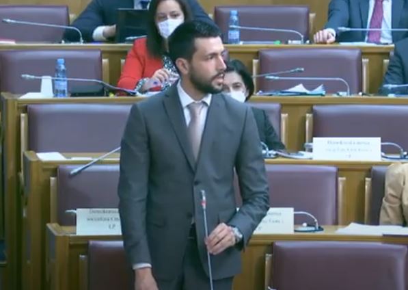 Živković Krivokapiću: Ljubili ste zastave druge države, a danas ponosno stojite ispod crnogorske