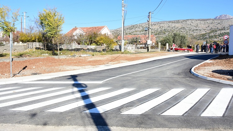 Asfaltiran put pored džamije u Dinoši