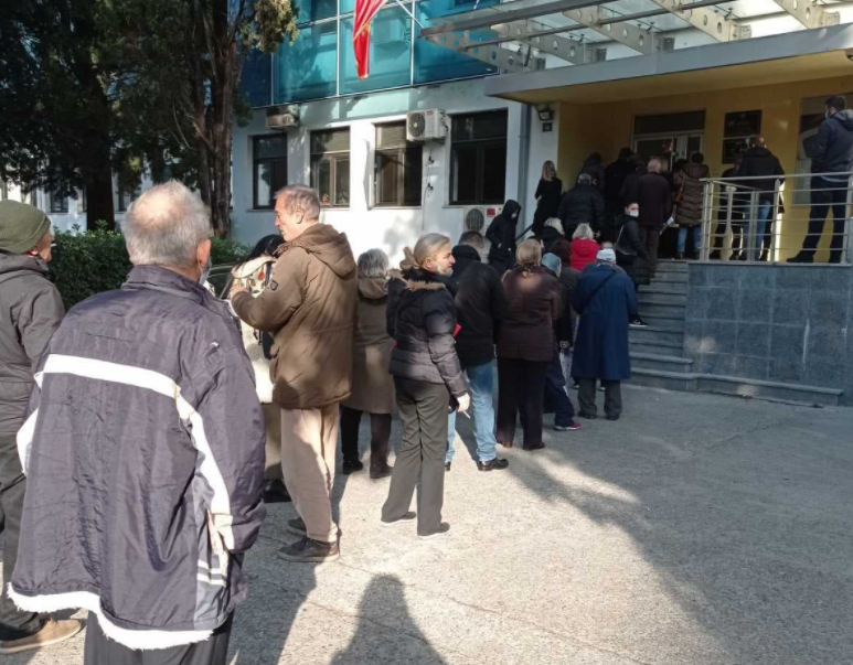 Gužva ispred Fonda PIO: Drugi dan od početka ponovnog rada