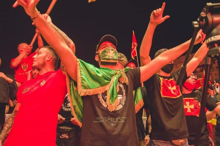 Pristalice nove većine prijete patriotama: “Gazite ih hamerima, dočekajte ih bojnim otrovima i snajperima…”