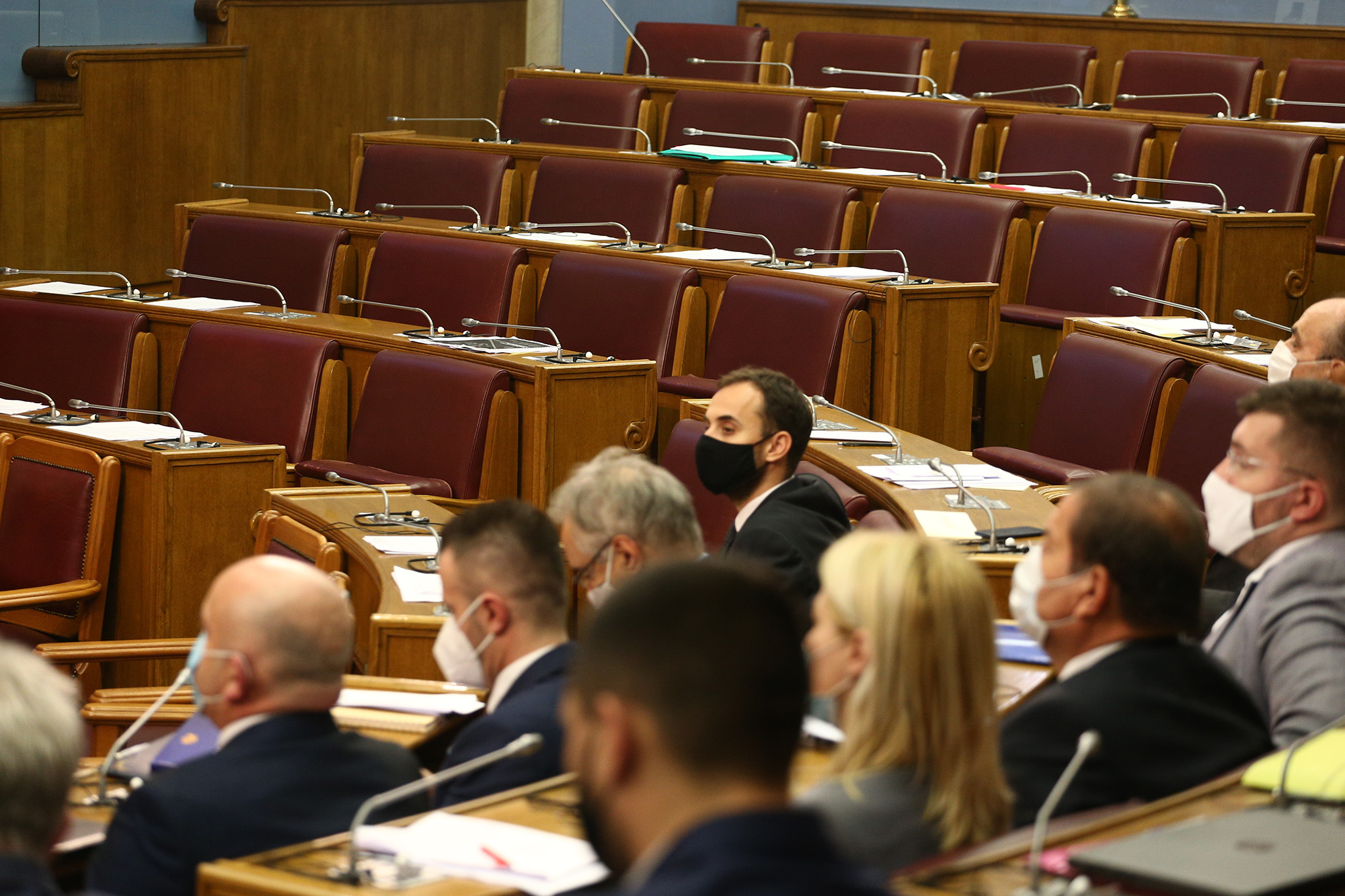 PRAVNO NASILJE: Noćni udar u parlamentu