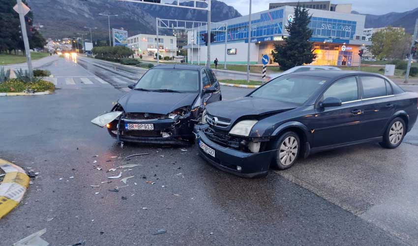 Sudar u Baru: Nema povrijeđenih, velika šteta na vozilima