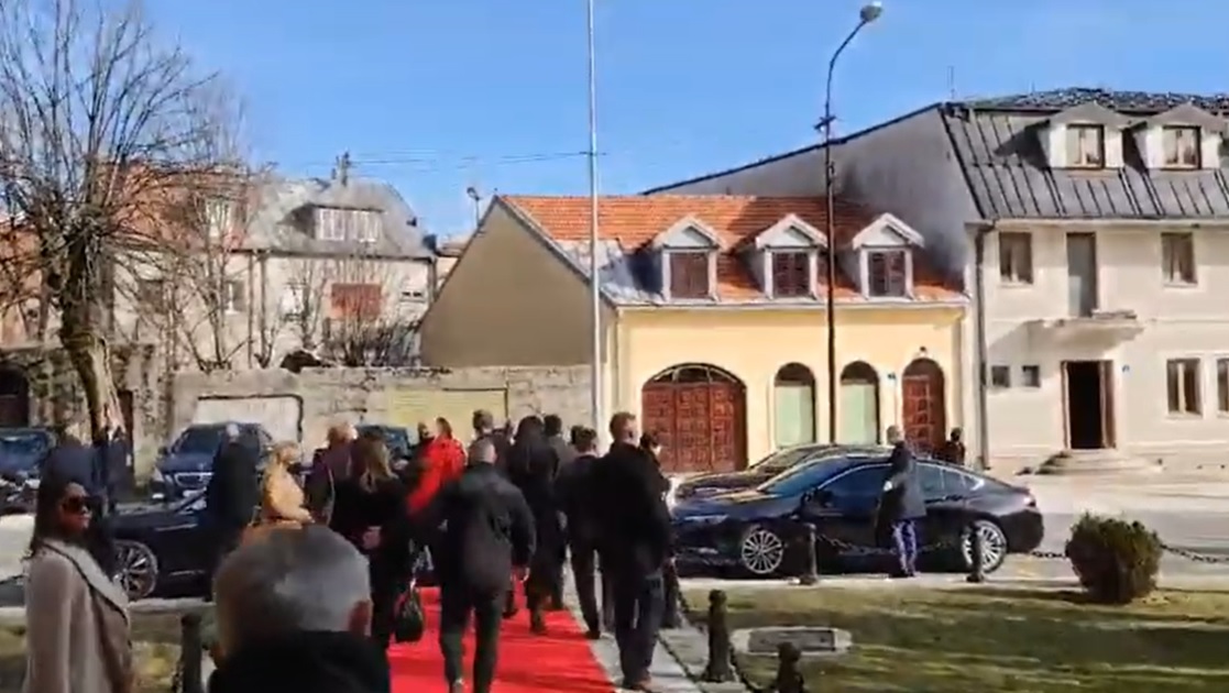(VIDEO) Cetinjani ispratili Vladu pjesmom iz 90-ih: “Što ste na nas digli hajku…”