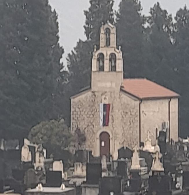 Srpska trobojka na crkvi Sv. Ćekle u Danilovgradu