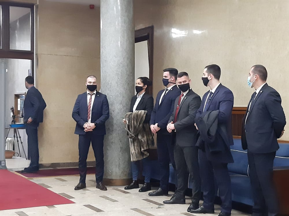 Pripadnici policije napunili skupštinski hol: Jedna službenica zadužena za nošenje bunde ministarke Injac