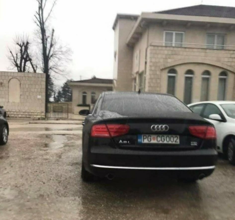 ISTO RADI ŠTO I PRETHODNICI: Bečićev službeni auto snimljen ispred hotela u Nikšiću usred vikenda
