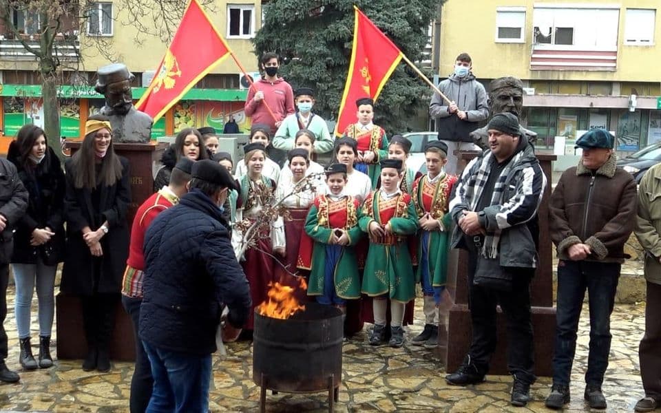 Udruženje “Krstaš” organizovalo nalaganje badnjaka u Lovćencu