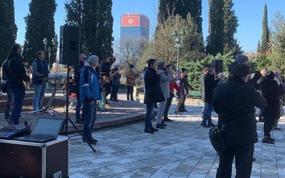 Muzičari svirali i pjevali ispred Skupštine: Tražimo pravo na minimum rada