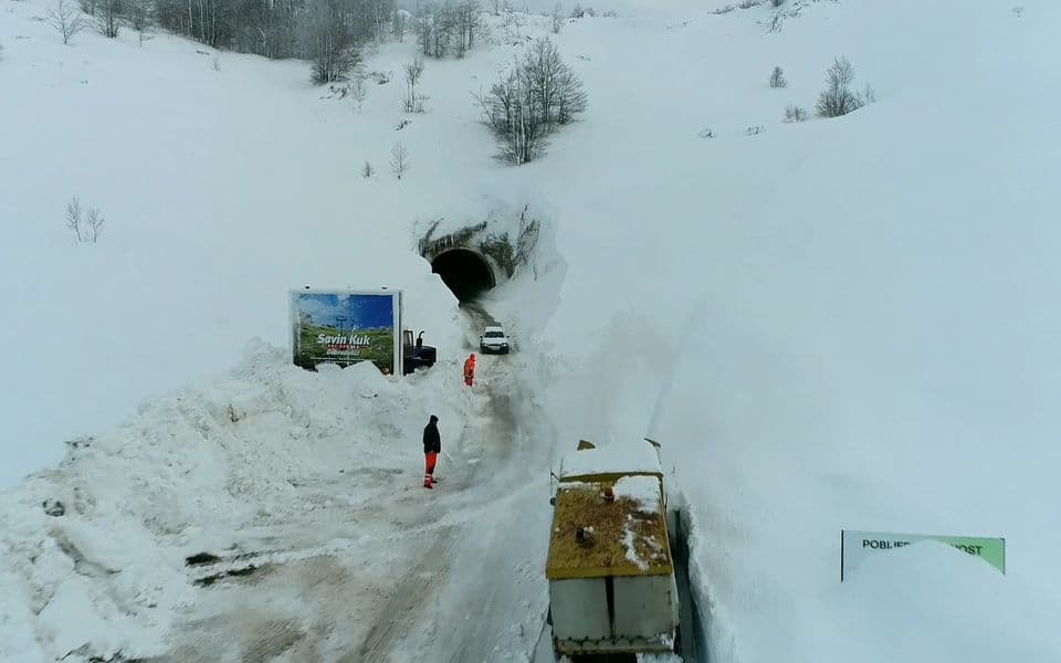 Na sjeveru snijeg i poledica na putevima, oprez vozačima