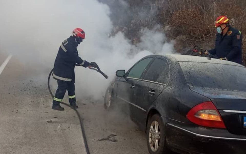 Zapalio se automobil kod Bogetića (FOTO)