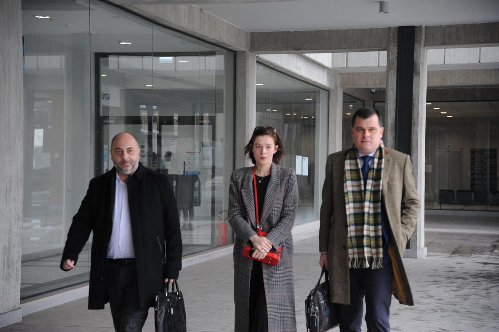 GLUMICA MILENA RADULOVIĆ STIGLA U TUŽILAŠTVO: U Palatu pravde ušla sa dvojicom advokata, daje izjavu o Miki Aleksiću
