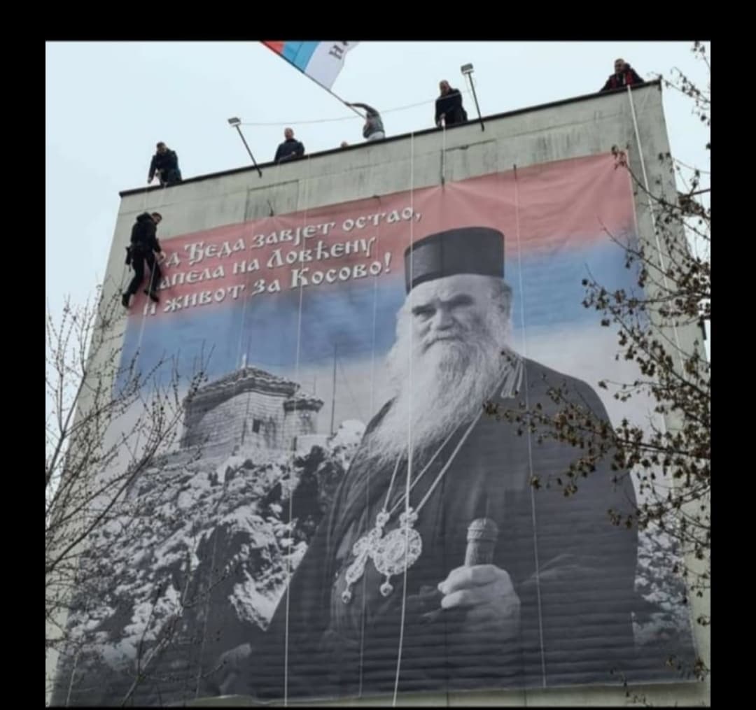 Uz trobojke, tri prsta, “Veseli se srpski rode”: Preko cijelog zida na stambenoj zgradi u Nikšiću postavljen poster sa Amfilohijevim likom
