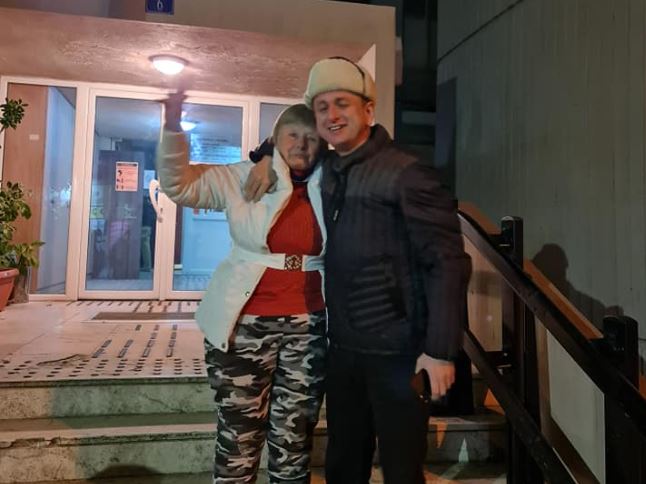 Dara Radonjić privedena, pa puštena zbog isticanja srpske zastave, dočekao je Knežević